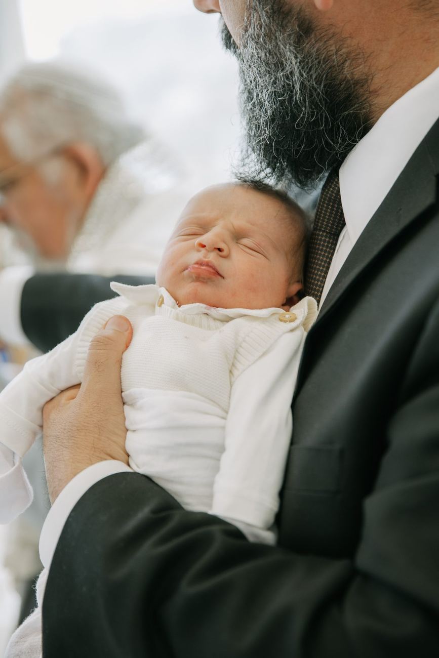 סבא מחזיק את התינוק