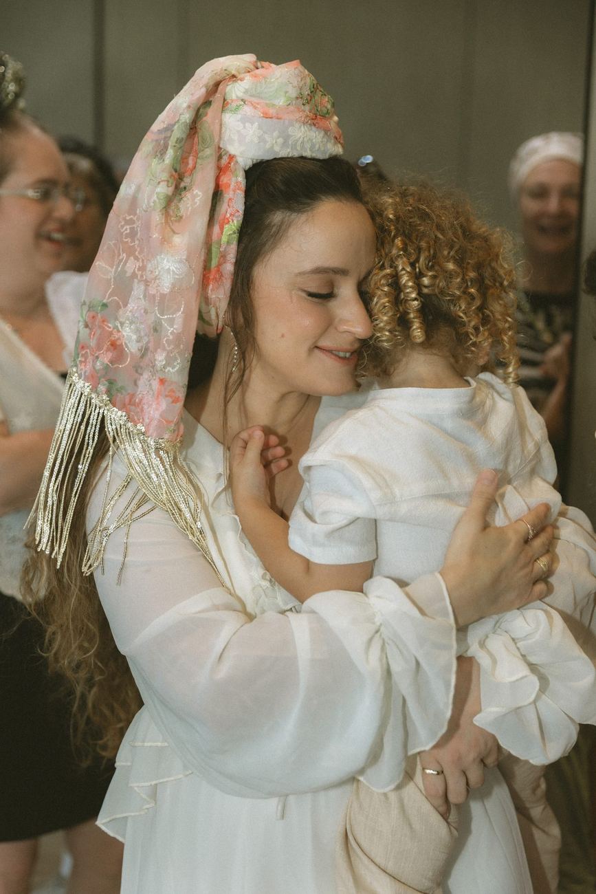 אמא מחבקת את התינוק אחרי הברית