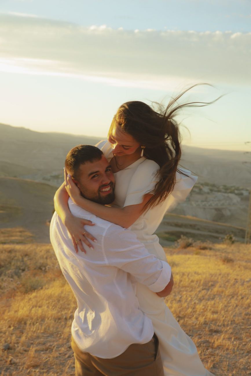 החתן מרים את הכלה ברוח