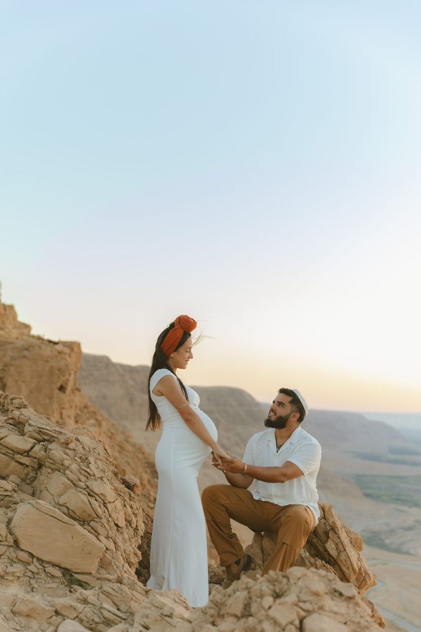 זוג בהריון על צוקי המדבר